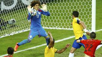 Ochoa, Kiper Meksiko Penahan Gempuran Brasil