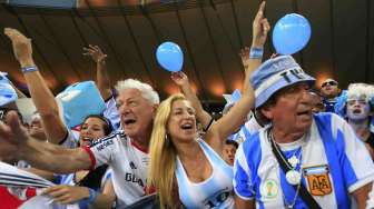 Suporter Argentina dalam pertandingan antara Bosnia dan Argentina di Maracana, Rio de Janeiro. [Reuters/Tony Gentile]