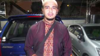 Terlalu Liar, Alasan Ali Zaenal Pakai Baju Koko