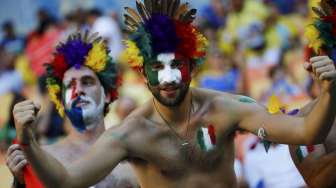 Suporter Italia dalam pertandingan antara Inggris dan Italia di Amazonia, Manaus. [Reuters/Kai Pfaffenbach]