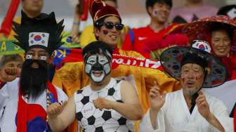 Suporter Korea Selatan dalam pertandingan antara Korsel dan Rusia di Pantanal di Cuiaba  . [Reuters/Paul Hanna]