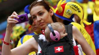 Suporter Swiss dalam pertandingan antara Swiss dan Ekuador di Stadion Nasional Brasil. [Reuters/Paul Hanna]