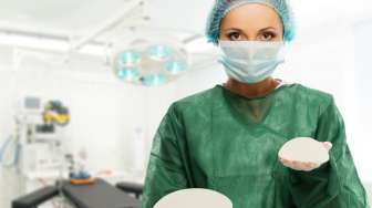 Ahli Bedah Plastik Tunjukkan Efek Samping Implan Payudara pada Salah Seorang Pasiennya, Warganet Ngeri
