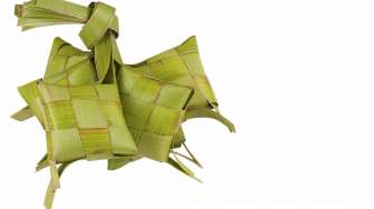 Cara Isi Ketupat Lebaran dari Pilih Beras sampai Masak