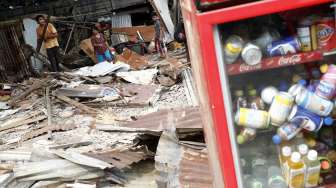 Pembongkaran lapak liar di samping terminal Lebak Bulus Jakarta, Kamis (19/6). [suara.com/Adrian Mahakam]