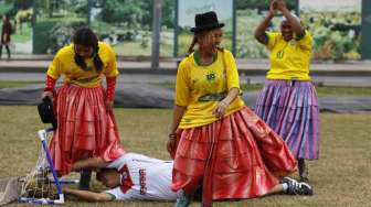 Perempuan Peru bermain  sepak bola di Lima, Jumat (20/6). [Reuters/Mariana Bazo] 