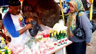 Suasana di TPU Karet Bivak, Jakarta, Senin (23/6/2014), saat tradisi ziarah atau 'nyekar' mulai kembali ramai jelang Ramadan. [Suara.com/Adrian Mahakam]