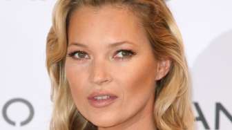 Supermodel Kate Moss Ungkap Sisi Gelap Dunia Fashion, Mengaku Pernah Diminta Buka Bra saat Remaja