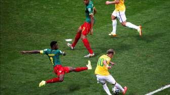 Pemain Brasil, Neymar, bersiap melepas tendangan ke gawang Kamerun, Senin (23/6/2014). [Reuters/David Gray]