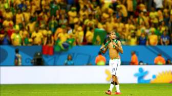 Bintang Brasil, Neymar, berjalan di lapangan usai laga kontra Kamerun di Brasilia, Senin (23/6/2014). [Reuters/Ueslei Marcelino]