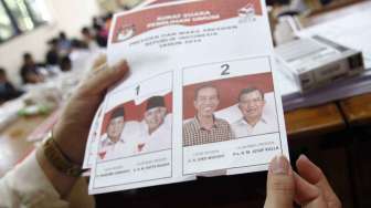 Suasana pelipatan kertas surat suara pemilu presiden di KPUD Jakarta Barat Jalan C kebon Jeruk, Selasa (24/6). 