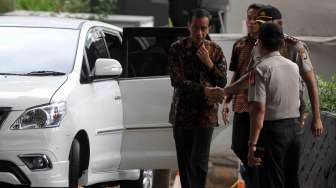 Calon Presiden nomor urut 2 Joko Widodo tiba di gedung KPK, di Jakarta, Kamis (26/6). [suara.com/Adrian Mahakam]