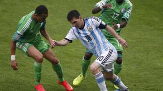 Dua pemain Nigeria Peter Odemwingie (kiri) dan Ogenyi Onazi (kanan) mencoba menghadang Messi. (REUTERS/Marko Djurica)