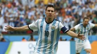 Kapten Argentina Lionel Messi merayakan golnya ke gawang Nigeria. (REUTERS/Darren Staples) 