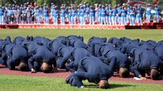 Acara Prasetya Perwira (Praspa) TNI Tahun 2014 di Lapangan Dirgantara, Akademi Angkatan Udara (AAU), Yogyakarta, Kamis (26/6). [Antara/Noveradika]