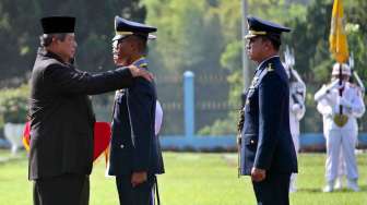 Acara Prasetya Perwira (Praspa) TNI Tahun 2014 di Lapangan Dirgantara, Akademi Angkatan Udara (AAU), Yogyakarta, Kamis (26/6). [Antara/Noveradika]