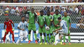 Lionel Messi saat mencetak gol lewat tendangan bebasnya ke gawang Nigeria. (REUTERS/Stefano Rellandini)  