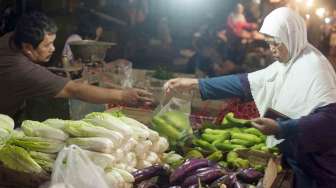 Menjelang masuknya bulan Ramadhan, sejumlah harga kebutuhan pokok mulai merangkak naik 1 hingga 5%, di Pasar  Kebayoran Lama,  Jakarta, Kamis (26/5). [suara.com/Stevano Rojalalo]