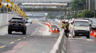 Pemberlakuan contra flow mulai dari halte busway Sarinah menuju Bundaran Hotel Indonesia Jakarta, Sabtu (28/6). [suara.com/Adrian Mahakam]