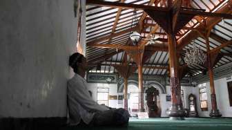 Masjid Tua yang Bertahan di Tengah Gedung Megah