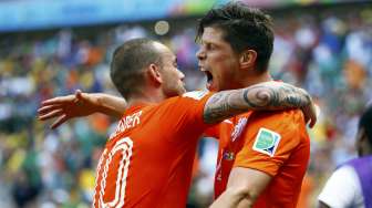 Klaas-Jan Huntelaar dan Wesley Sneijder merayakan gol hasil sepakan penaltinya yang menjadi penentu kemenangan Belanda atas Meksiko di Fortaleza, Brasil, (29/6). (Reuters/Dominic Ebenbichler)