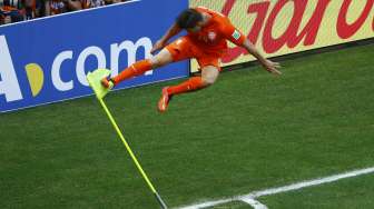 Klaas-Jan Huntelaar merayakan gol hasil sepakan penaltinya yang menjadi penentu kemenangan Belanda atas Meksiko di Fortaleza, Brasil, (29/6). (Reuters/Mike Blake)