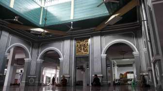 Masjid Jami Kebon Jeruk yang merupakan salah satu cagar budaya terletak di Jalan Hayam Wuruk Jakarta, Senin (30/6). [suara.com/Adrian Mahakam]