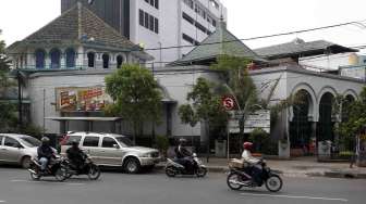 Masjid Jami Kebon Jeruk yang merupakan salah satu cagar budaya terletak di Jalan Hayam Wuruk Jakarta, Senin (30/6). [suara.com/Adrian Mahakam]