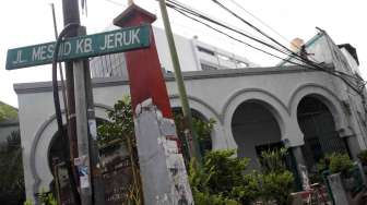 Masjid Jami Kebon Jeruk yang merupakan salah satu cagar budaya terletak di Jalan Hayam Wuruk Jakarta, Senin (30/6). [suara.com/Adrian Mahakam]