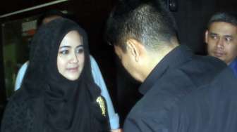 Pipik Dian Irawati datang untuk menemui tersangka IV di Polres Jakarta Selatan, Senin (30/6). [suara.com/Ismail]