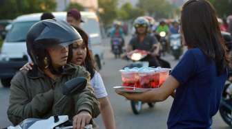 Mahasiswa 'Ngabuburit' dengan Menjual Takjil