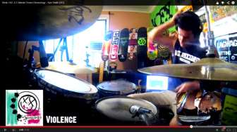 Video: Dalam 5 Menit, Drummer Ini Sukses Mainkan 63 Lagu Blink 182