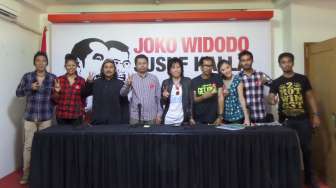 Grup band Slank konfrensi pers tentang akan digelarnya konser akbar bertajuk Konser 2 Jari pada Sabtu 5 Juli 2014, di Stadion Utama Gelora Bung Karno, di Posko Media Center, JKW4P, Jalan Cemara, Menteng, Rabu (2/7). [suara.com/Bagus Santosa]