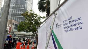 Pemasangan konstruksi jembatan penyeberangan orang (JPO) sementara di depan Plaza Indonesia, Bundaran Hotel Indonesia sebagai pengganti JPO yang akan dibongkar di depan Hotel Pullman Jakarta, Kamis (3/7). [suara.com/Adrian Mahakam]