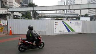 Pemasangan konstruksi jembatan penyeberangan orang (JPO) sementara di depan Plaza Indonesia, Bundaran Hotel Indonesia sebagai pengganti JPO yang akan dibongkar di depan Hotel Pullman Jakarta, Kamis (3/7). [suara.com/Adrian Mahakam]
