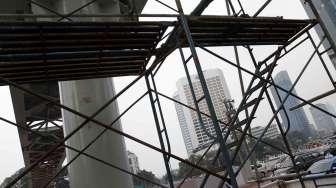 Pemasangan konstruksi jembatan penyeberangan orang (JPO) sementara di depan Plaza Indonesia, Bundaran Hotel Indonesia sebagai pengganti JPO yang akan dibongkar di depan Hotel Pullman Jakarta, Kamis (3/7). [suara.com/Adrian Mahakam]