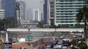 Pemasangan konstruksi jembatan penyeberangan orang (JPO) sementara di depan Plaza Indonesia, Bundaran Hotel Indonesia sebagai pengganti JPO yang akan dibongkar di depan Hotel Pullman Jakarta, Kamis (3/7). [suara.com/Adrian Mahakam]