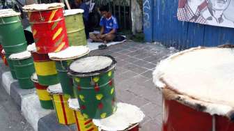 Penjual bedug musiman di sepanjang jalan K. H Mas Mansyur Tanah Aabang Jakarta, Kamis (3/7). [suara.com/Adrian Mahakam]