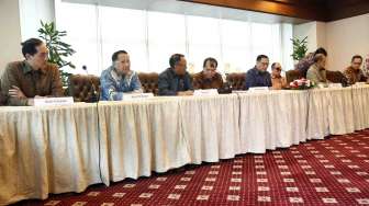 Konferensi pers hasil rapat rountable pemerintah dengan Bank Indonesia di gedung Radius Prawiro Kompleks Bank Indonesia, Jakarta, Jumat (4/7). [suara.com/Adrian Mahakam]