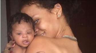 Rihanna "Topless" Sambil Gendong Keponakan