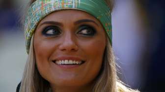 Seorang fans perempuan timnas Brasil di Stadion Castelao, Fortaleza, saat laga perempatfinal antara Brasil dan Kolombia, (5/7). (Reuters/Stefano Rellandini)