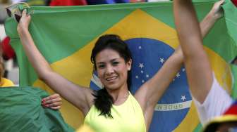 Seorang fans perempuan timnas Brasil di Stadion Castelao, Fortaleza, saat laga perempatfinal antara Brasil dan Kolombia, (5/7). (Reuters/Jorge Silvai)