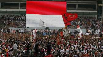 Pertunjukan musik gratis bertajuk \"Konser Salam 2 Jari, Rekatkan Kembali Tali Kebangsaan\" di Gelora Bung Karno Jakarta, Sabtu (5/7). [suara.com/Adrian Mahakam]