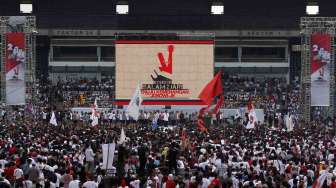 Pertunjukan musik gratis bertajuk \"Konser Salam 2 Jari, Rekatkan Kembali Tali Kebangsaan\" di Gelora Bung Karno Jakarta, Sabtu (5/7). [suara.com/Adrian Mahakam]