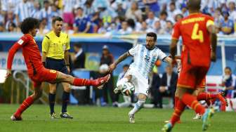 Pemain Argentina Ezequiel Lavezzi (kanan) berebut bola dengan Marouane Fellaini [Reuters/Dominic Ebenbichler]