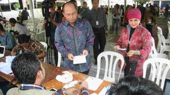 Duta Besar RI untuk Malaysia Herman Prayitno beserta istri mendaftar untuk menyalurkan suaranya dalam Pemilihan Presiden 2014 di KBRI Kuala Lumpur, Sabtu (5/7). [Antara/Aulia Badar]