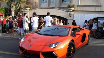 Pakai Lamborghini Baru, Chris Brown Ajak Kekasih Kelilingi Malibu