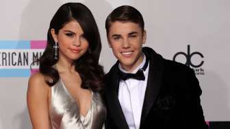 Selena Gomez Kunjungi Justin Bieber saat Konser