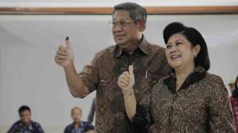 Presiden SBY bersama keluarga nyoblos Pilpres di Puri Cikeas Indah, Bogor Jakarta, Rabu (9/7). [Rumgapres/Abror]