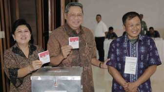 Presiden SBY bersama keluarga nyoblos Pilpres di Puri Cikeas Indah, Bogor Jakarta, Rabu (9/7). [Rumgapres/Abror]